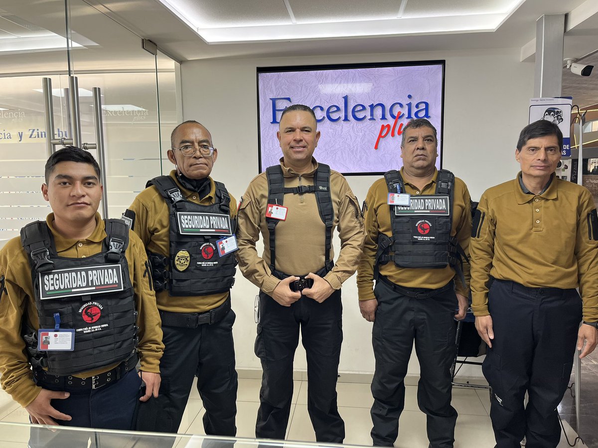 CarlosSarabiaC's tweet photo. GRACIAS A DIOS, agradezco a la empresa FLECHA ROJA , por la oportunidad, desde el primero de diciembre de este año fuimos beneficiados con nuestra empresa, nos contrataron 18 guardias, más empleados para los Oaxaqueños, aquí tenemos paisanos del Istmo, por ejemplo Mardonio Gutiérrez, vamos por más.