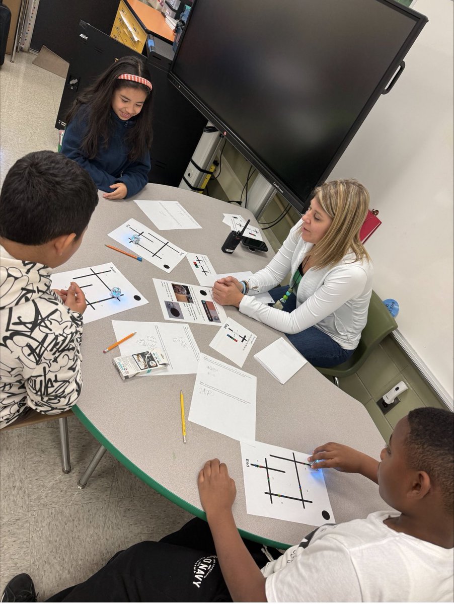kellprice14's tweet image. Some pretty awesome things happening in Mrs. Noll’s math class today @Sandalwood_BCPS. Students were rounding decimals and using @Ozobot to create code once they got the math problems correct. #crosscurricular #engaged #smallgroupinstruction