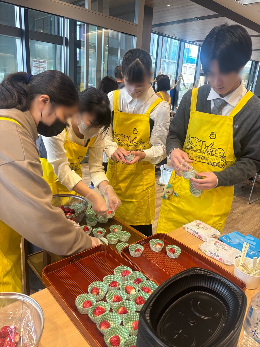 #かめじまご縁食堂
クリスマス食堂

#松蔭高校　JRC部のみなさんが、ボランティアで活動中。

ありがとうございます♪