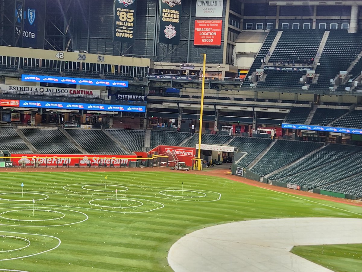 FletcherKing942's tweet photo. Ever play golf at a ballpark?
Dad (@George13287) and I just did!
#UpperDeckGolf https://t.co/uS3hzRikNg