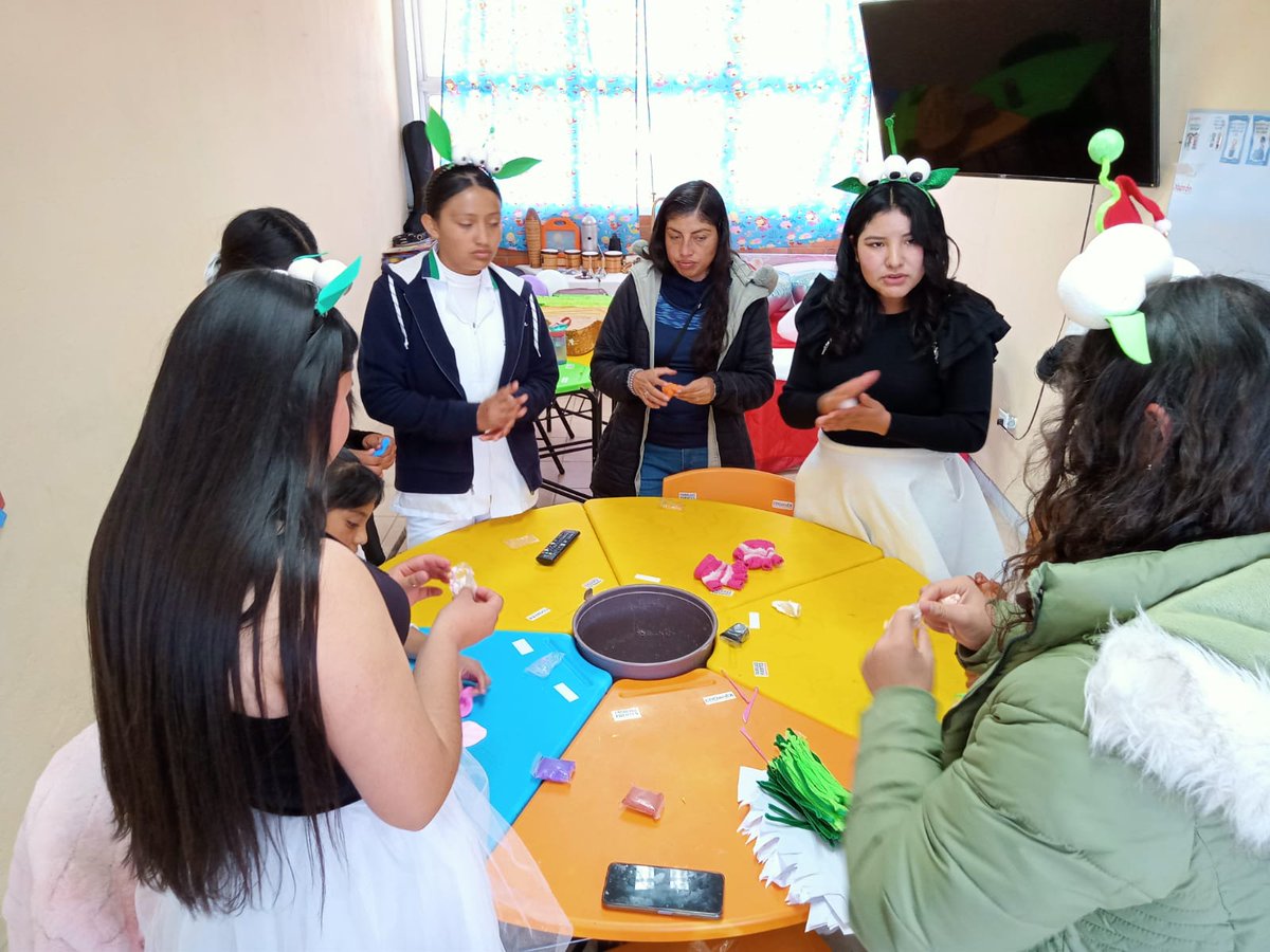 CemVillaVict's tweet photo. En conmemoración Dia Internacional de las Personas con Discapacidad, estudiantes  de la institución realizaron actividades con los niños del Centro de Atención Múltiple.
#ApasionadamenteCONALEP
#ElPoderDeServir https://t.co/wD62bMtmMT