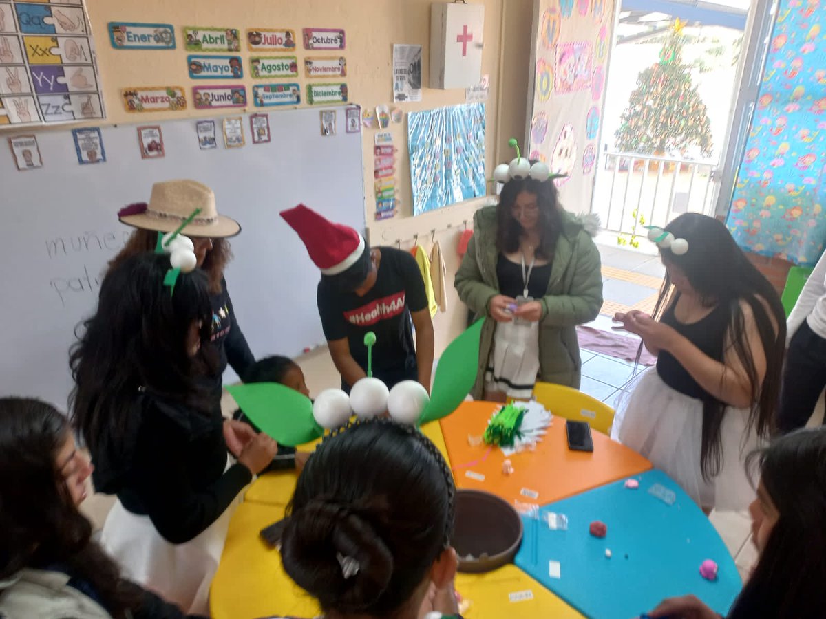 CemVillaVict's tweet photo. En conmemoración Dia Internacional de las Personas con Discapacidad, estudiantes  de la institución realizaron actividades con los niños del Centro de Atención Múltiple.
#ApasionadamenteCONALEP
#ElPoderDeServir https://t.co/wD62bMtmMT