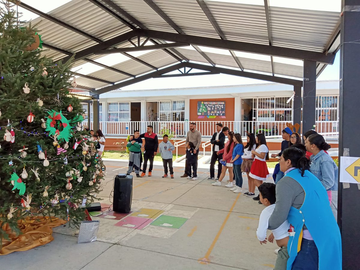 CemVillaVict's tweet photo. En conmemoración Dia Internacional de las Personas con Discapacidad, estudiantes  de la institución realizaron actividades con los niños del Centro de Atención Múltiple.
#ApasionadamenteCONALEP
#ElPoderDeServir https://t.co/wD62bMtmMT