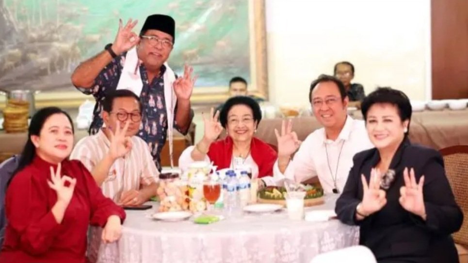 Soal Perkataan "Partai Perorangan" jokowi mau menunjukan alias "CAPER" ke publik kalau pemecatan dirinya dan anak serta menantunya dari pdip suatu hal memalukan nama besar nya.
Mgkin dia menyangka pdip gak bakalan bertindak serius karena berpolitik diluar jalur partai.
