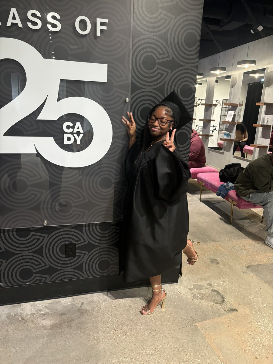 shaniyajabriaa_'s tweet image. almost there guysss👩🏾‍🎓 #co25