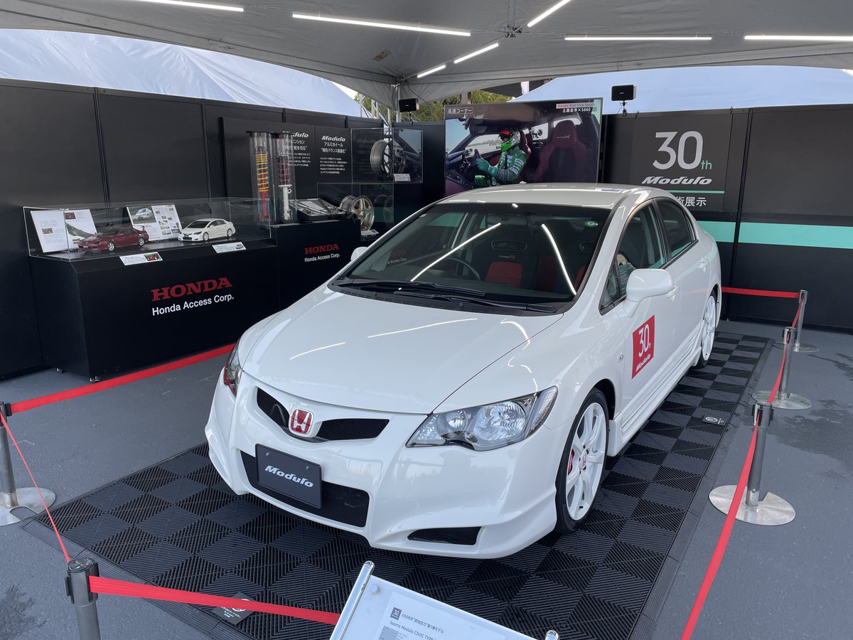 Honda_Access's tweet image. ＼Hondaブース展示車紹介 ❸／

✅Sports Modulo CIVIC TYPE R

Modulo30周年記念展示車両🚘✨
2008年にホンダアクセスが初めて実効空力を提唱したModuloエアロを装着しています。

土屋圭市さんとの開発がスタートした第１弾モデルでもあります🎊

#SUPERGT #Modulo30th ＃実効空力