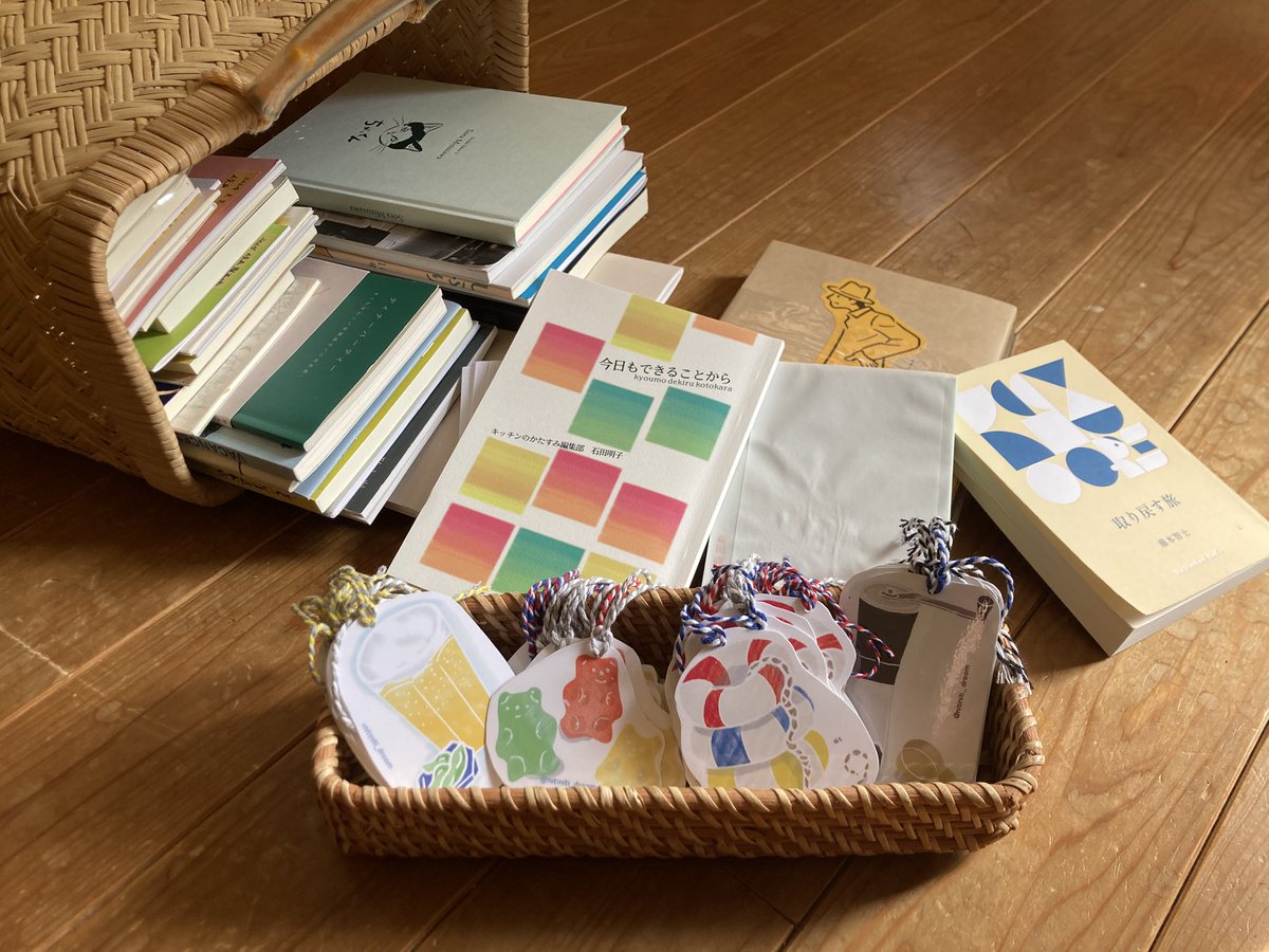 hibi_d_room's tweet photo. 明日は @honbako_cafe でひさしぶりの #STOREDAY です。
あちこちで買い集めたzineやリトルプレスの閲覧や 今年作った掌編やしおりの販売を行います。
今回もドリンクご利用のミニしおりプレゼントも行います。
やや寒い天気予報ですが遊びに来てください👍
#parksidebooks #日々図案室 https://t.co/JSND8YTuda