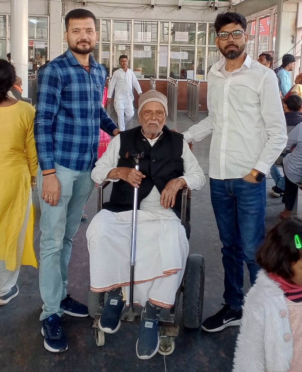 shekharmishra91's tweet photo. 94 वर्ष के नाना जी के साथ श्री अयोध्या धाम 06/दिसंबर/2024,
#Ayodhya #जय_श्री_राम‌‌ #06Dec https://t.co/bUx1JEQFGE