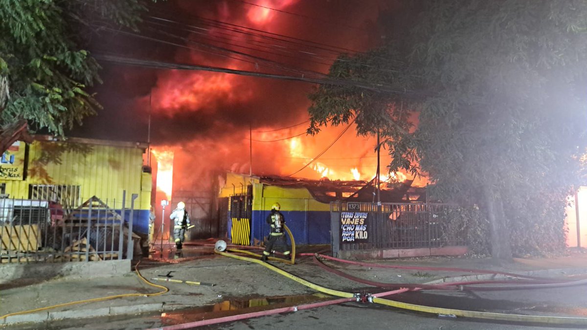 fdo2000's tweet photo. 🔴Último Minuto
A esta hora Bomberos Santiago procede con 3ra alarma de incendio estructural en San Francisco de Borja y Antofagasta en Estación Central por fuego en bodegas de textiles con peligro de propagación, 20 unidades de Bomberos en el lugar @biobio @chile_accidente https://t.co/gbrO9g3NqT