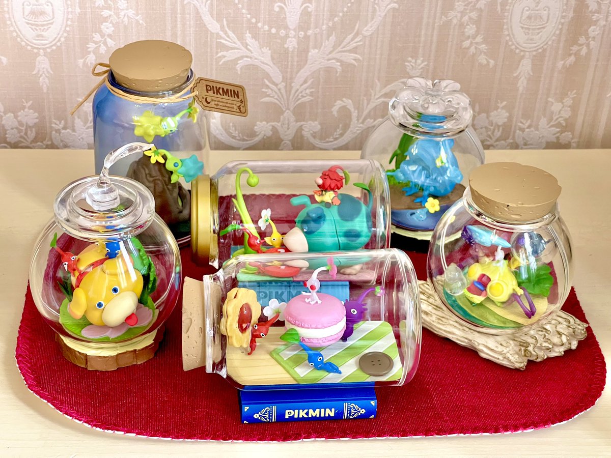 woo_PIKMIN's tweet photo. かわいいのー！
組み立て難しかったけど上手にできたの。

ガラスが凍っていたり、夜になっていたり雰囲気作りがすごいの。
紫の子はマカロンと白い子を持ち上げていて本当に力持ちなの。
浜辺のたたかいの白い子と岩の子助けたいの。

#テラリウムコレクション #ピクミン #モス  #葉っぱ人 #オッチン https://t.co/EQfOFRjBeR