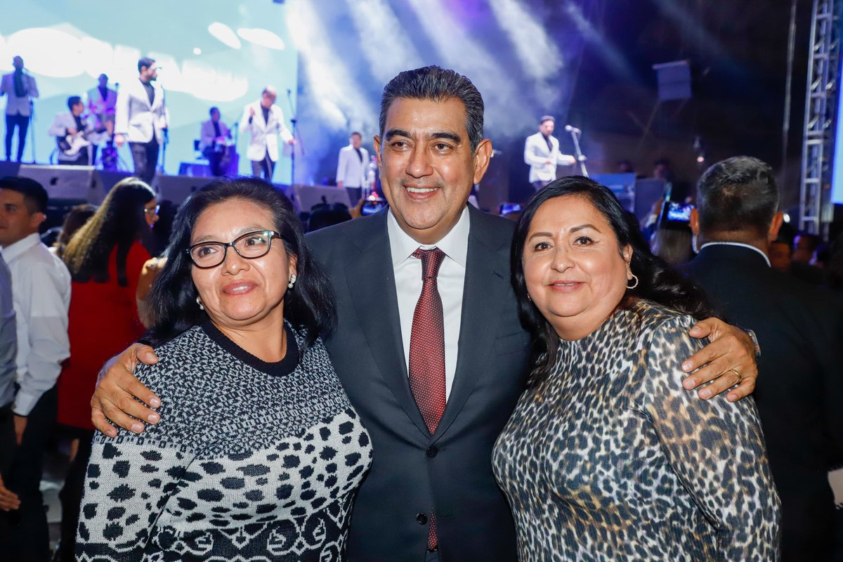 Para Gaby y para mí, fue un honor compartir con nuestras compañeras y compañeros del Gobierno del Estado el pan y la sal, recuerdos, emociones, y hasta baile, en el convivio de fin de año.

Lo que hoy es #Puebla se debe al esfuerzo y dedicación de cada uno de ustedes. Gracias por