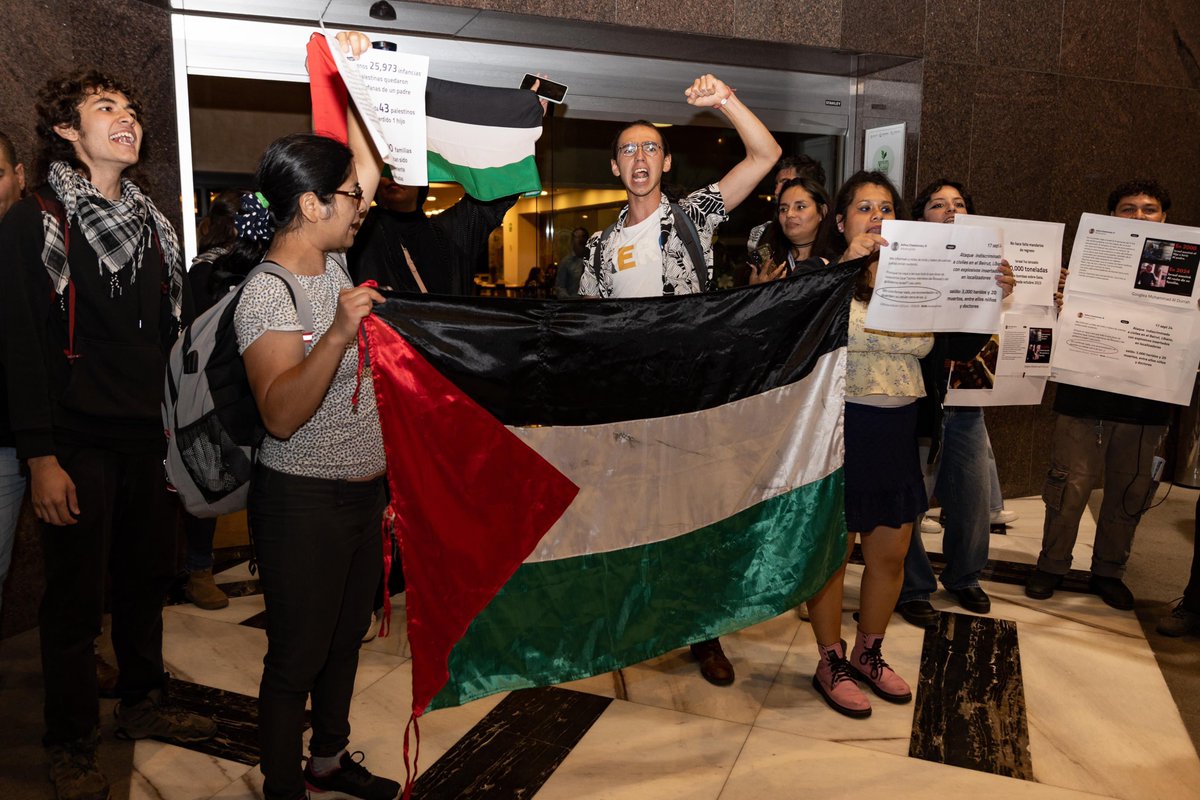 Una protesta en solidaridad con Palestina irrumpió ayer en la mesa “Instrucciones para hablar de Medio Oriente” en la #FILGuadalajara2024. Condenamos el negacionismo del genocidio de los ponentes y la complicidad de la Feria ¡Viva la Solidaridad Internacional, ni paso atrás! 🇵🇸