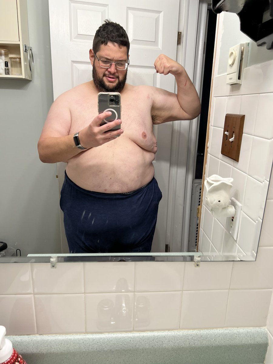 Happy Flex Friday!

Today was forearm day, I messed up and only did Two of them…. Bah Dum ‘tis 🥁 starting to see some muscle development. I love Lifting Weights so much.