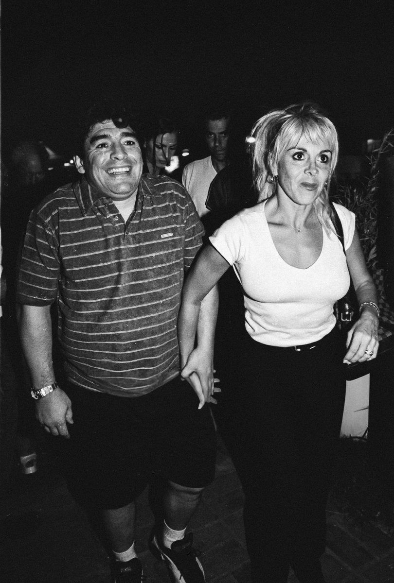 Me hace muchas veces invisible
y toma mi mano y me obliga a reír