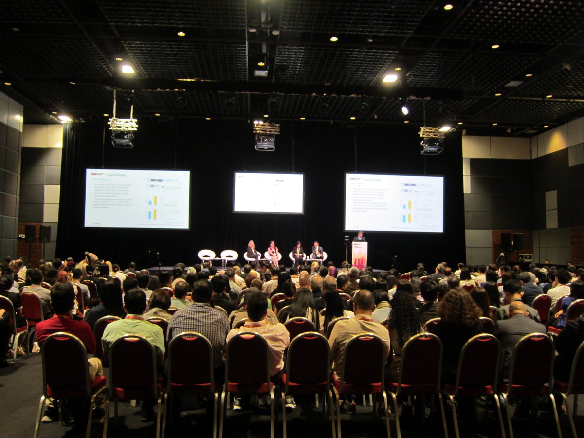 JSMO_official's tweet photo. #ESMOAsia24 2日目となりました。
本日は 岩田 広治 先生，内藤 陽一 先生の講演の様子も📸会場は立ち見が出ているほど満席でした。
参加者の皆様，講演後には是非中央エリアにあるJSMOブースにお立ち寄りください🙌
@myESMO https://t.co/sh8WDAJshk