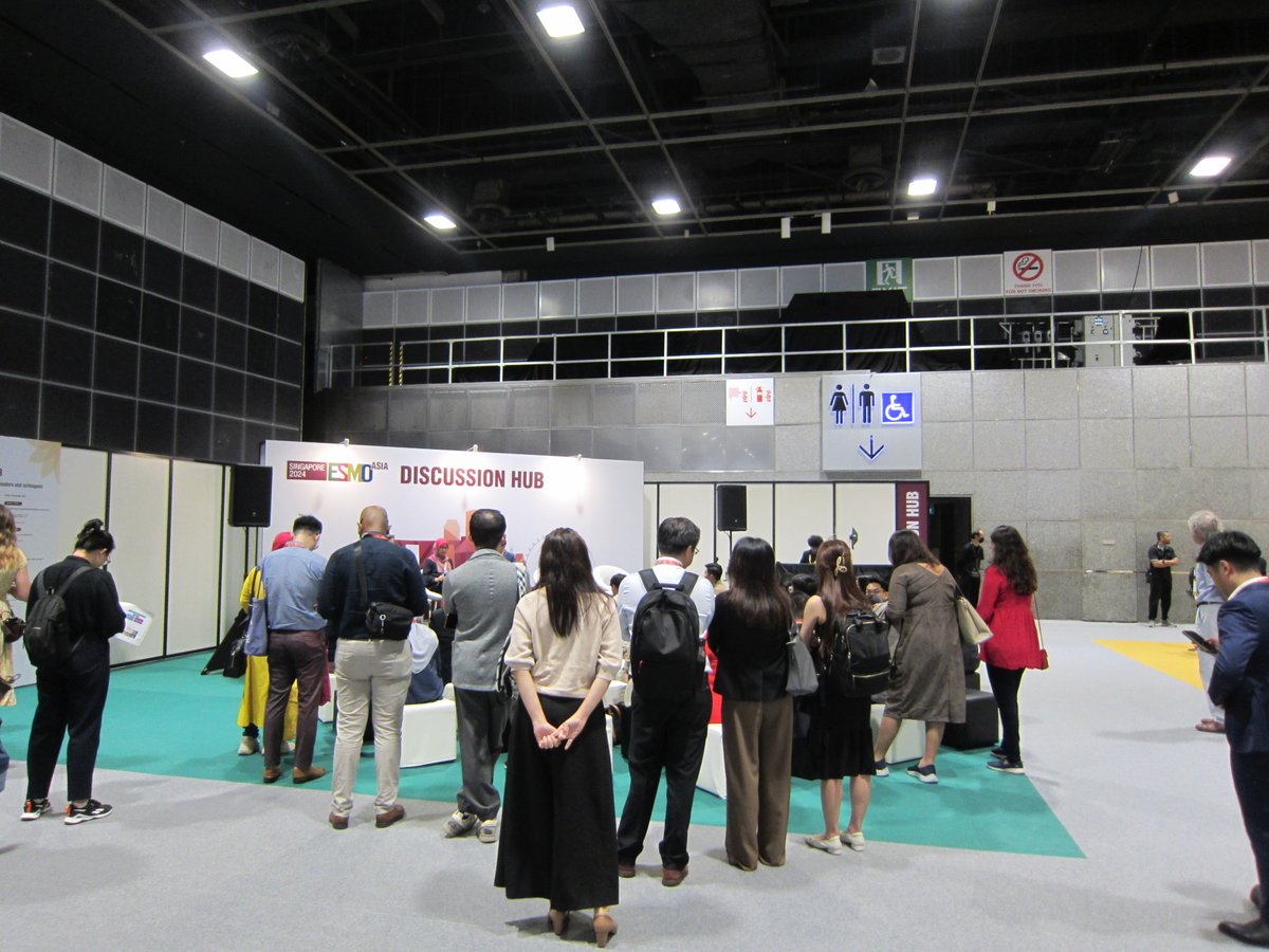 JSMO_official's tweet photo. #ESMOAsia24 2日目となりました。
本日は 岩田 広治 先生，内藤 陽一 先生の講演の様子も📸会場は立ち見が出ているほど満席でした。
参加者の皆様，講演後には是非中央エリアにあるJSMOブースにお立ち寄りください🙌
@myESMO https://t.co/sh8WDAJshk