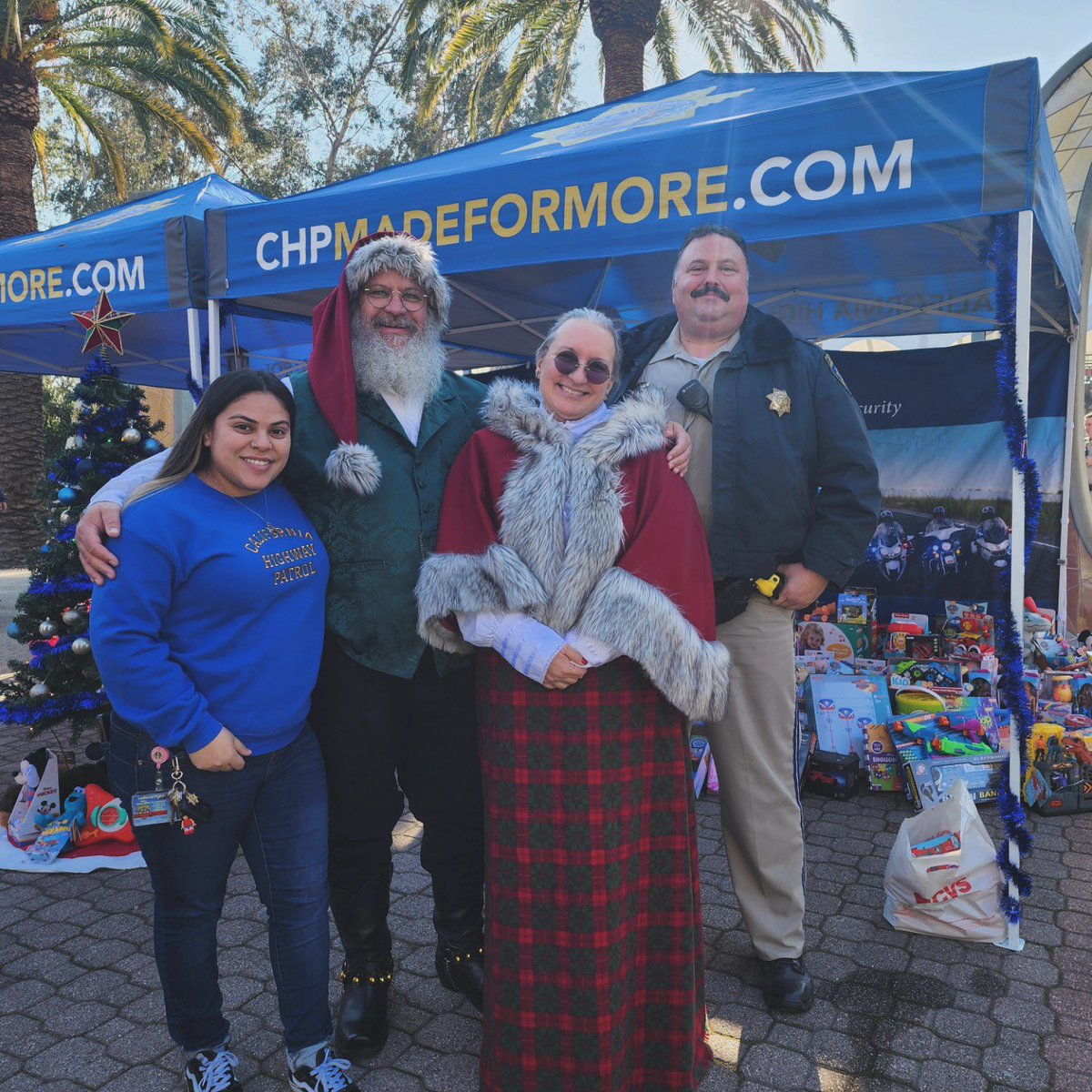 CHPSouthSac's tweet photo. Still time to drop off unwrapped toys at Cal Expo for the CHiP’s for Kids Toy Drive—here until 8 PM! 🎁🎄 Can’t make it? CHP offices are accepting donations all next week. #CHiPsForKids #ToyDrive https://t.co/wYRizHvUig
