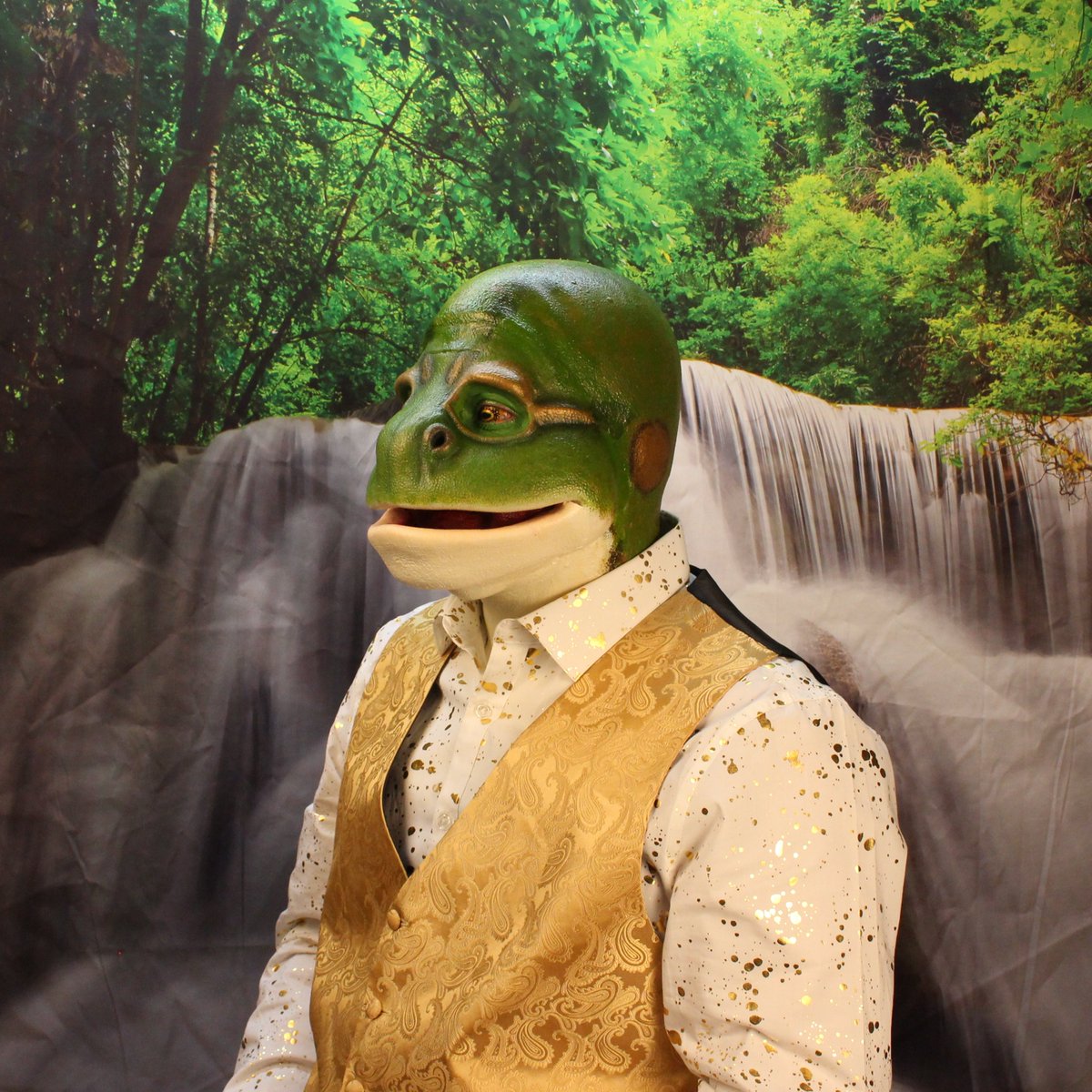 NorthFurFX's tweet image. Would you kiss him? 🐸
Finished the application photos of our Large Frog Face foam latex prosthetic. 🐸
It was painted up as a common green frog with pax paint.  It has a very wide mouth. The photos are online on our site:
northfur.ca/reptiles-amphi…