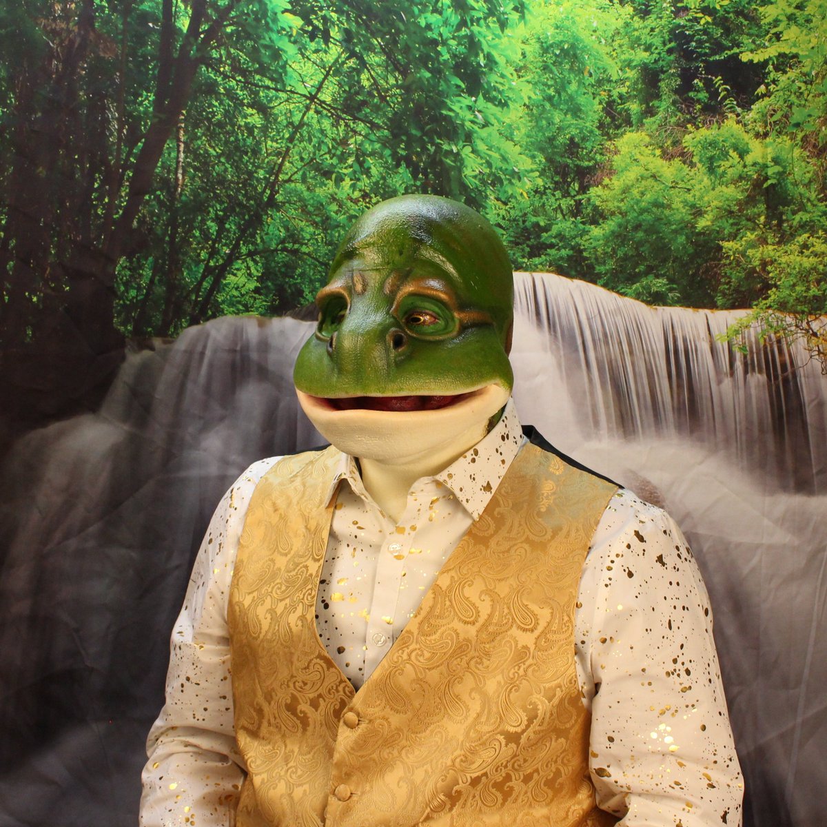 NorthFurFX's tweet image. Would you kiss him? 🐸
Finished the application photos of our Large Frog Face foam latex prosthetic. 🐸
It was painted up as a common green frog with pax paint.  It has a very wide mouth. The photos are online on our site:
northfur.ca/reptiles-amphi…