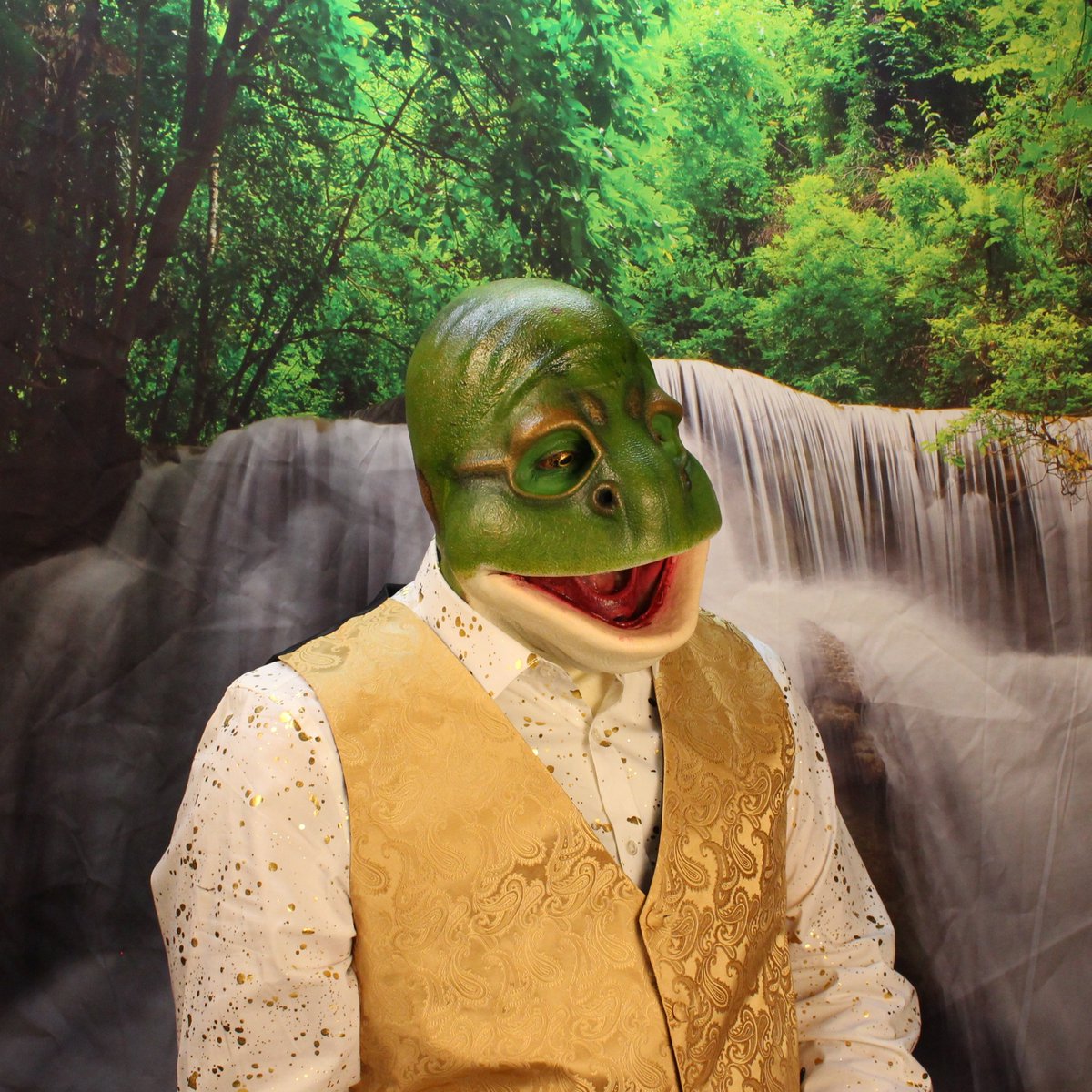 NorthFurFX's tweet image. Would you kiss him? 🐸
Finished the application photos of our Large Frog Face foam latex prosthetic. 🐸
It was painted up as a common green frog with pax paint.  It has a very wide mouth. The photos are online on our site:
northfur.ca/reptiles-amphi…