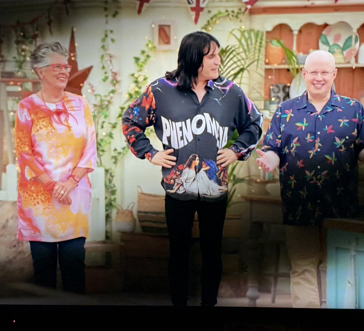 never thought id see a phenomena shirt on great british bakeoff
