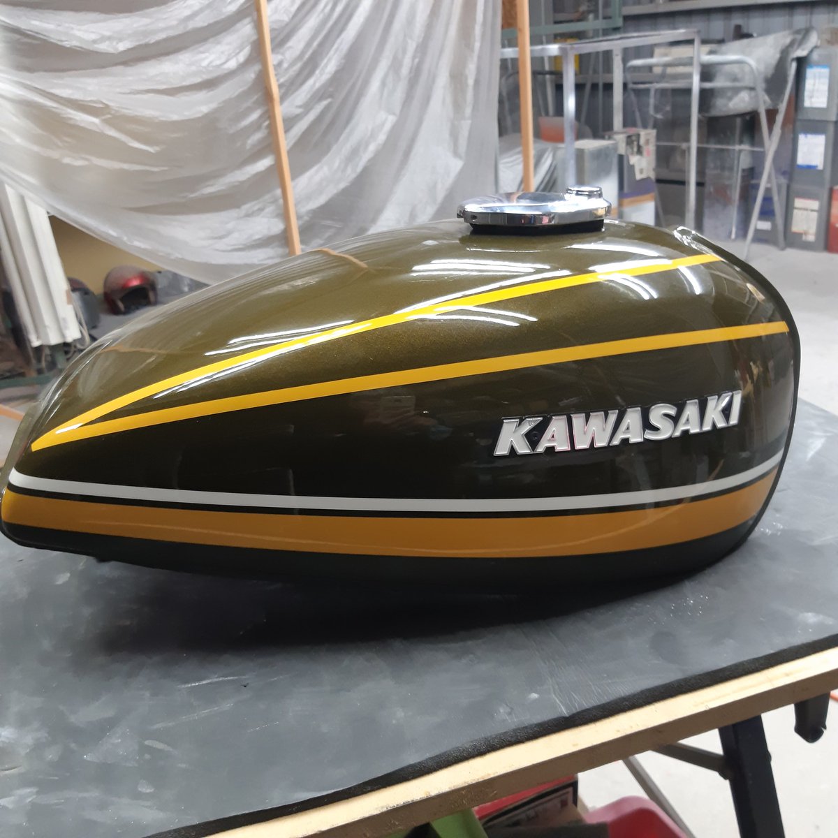 atoms_one's tweet photo. バイクタンククリア剥がれご依頼。
リペア塗装でバッチリ綺麗になりましたとさ❗
これならお安く出来ますもん‼️
＼(^o^)／ https://t.co/bgBZVEWQ5e