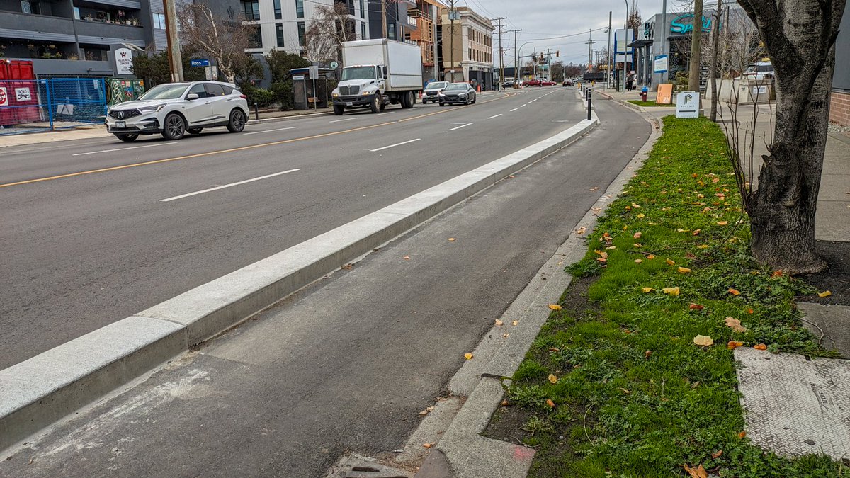 MultiModalExp's tweet image. The new Hillside Avenue protected bike lanes in Victoria, BC are progressing well. This will eventually provide a connection between the Kings Road bicycle boulevard and protected bike lanes on Gorge Road and Government Street. #yyjbike #bikelane #bikelanes #ProtectedBikeLane