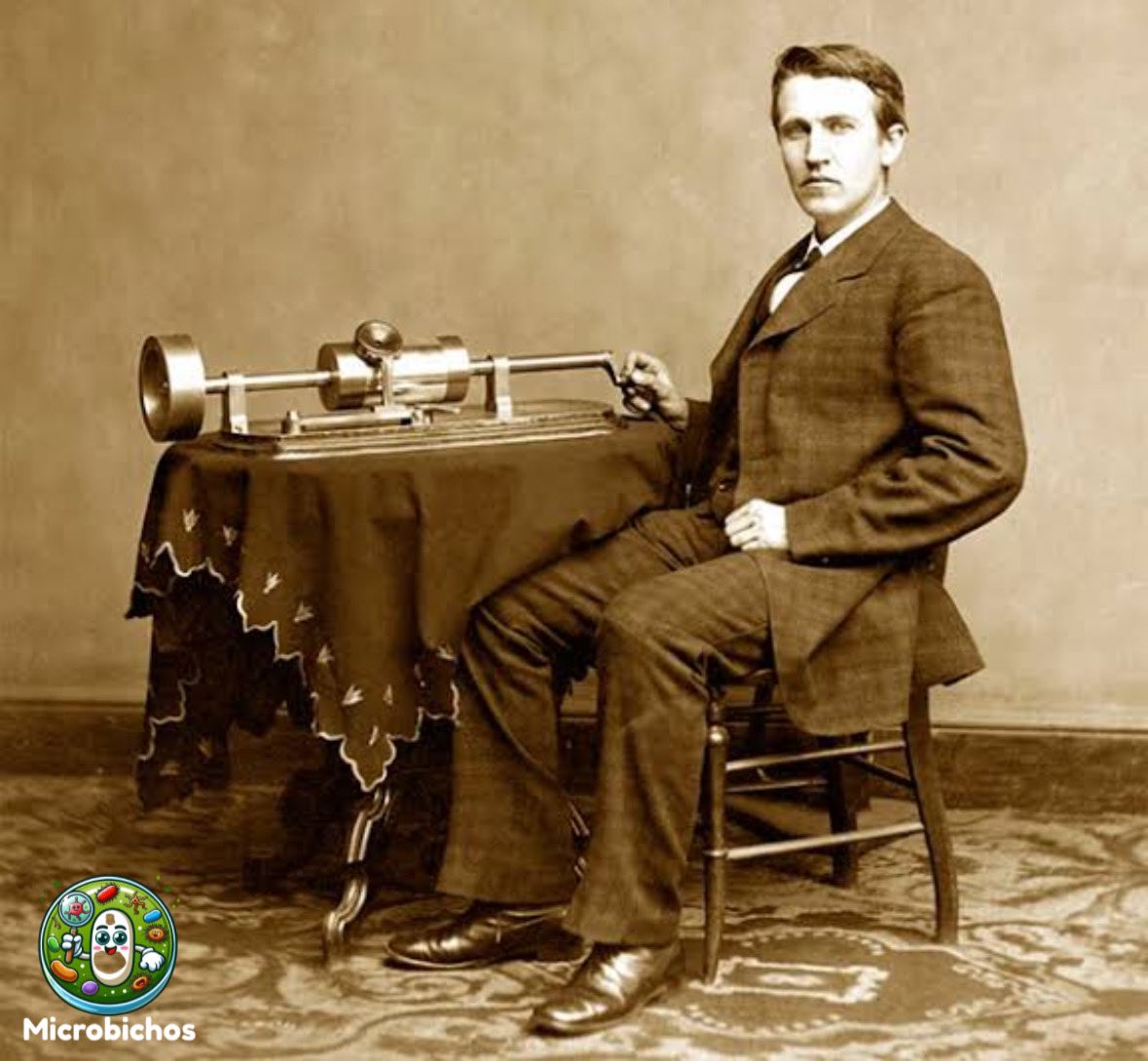 Microbichos's tweet photo. “Un día como hoy, en 1877, Thomas Edison grabó por primera vez una voz humana usando su invento: el fonógrafo. Este avance revolucionó la historia de la música y la comunicación. 🎶🔊 #Historia #Ciencia” https://t.co/OVzblklBPs