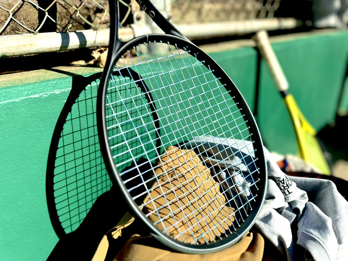 uki_tofumental's tweet image. Alu Power 125 Ocean Blue

単色フレームに控えめな青がすごく綺麗
良い差し色

12年ぶりの125
1段階細くしただけで打感って変わるものなんですね

130と比べて圧倒的にクリアな打感

#テニス #tennis #RF01PRO

さて、何日で切れるだろうか