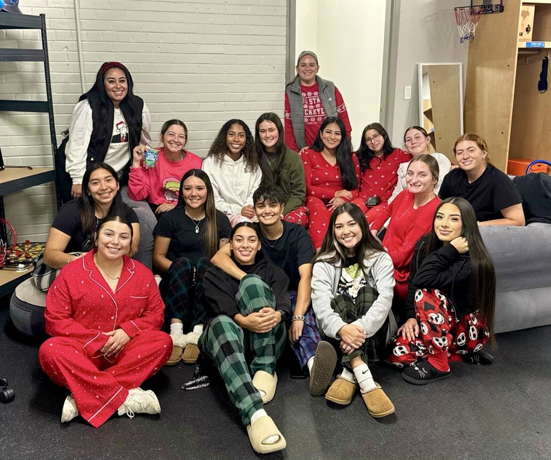CoachMarley_'s tweet photo. So grateful for this team! Merry Christmas from your Seahawk family! โฅ๏ธ #CountdownToSpring โณ https://t.co/33cbETArrC
