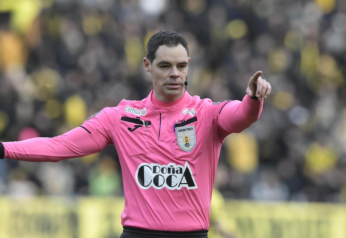 ValenFletcher's tweet photo. Hernán Heras le sacó la copa a Nacional. No quiso ver una falta clara sobre Coates previo al penal. Es limitado para arbitrar o no tiene personalidad para superar la presión que le meten los dirigentes de Peñarol constantemente.

¿Es limitado o no tiene personalidad? https://t.co/pSZv4ae32M