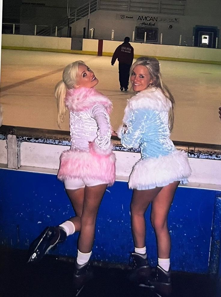 notgwendalupe's tweet photo. the girls from the playboy mansion during winter in the 2000s https://t.co/Nf7gmmF6EJ