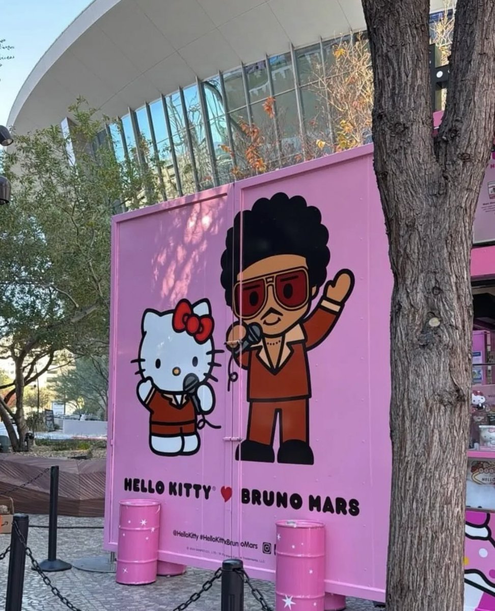 BrunoMarsAccess's tweet photo. A collab do Bruno Mars com a Hello Kitty Cafe em Las Vegas. 🥹 https://t.co/lb8LRjbor1