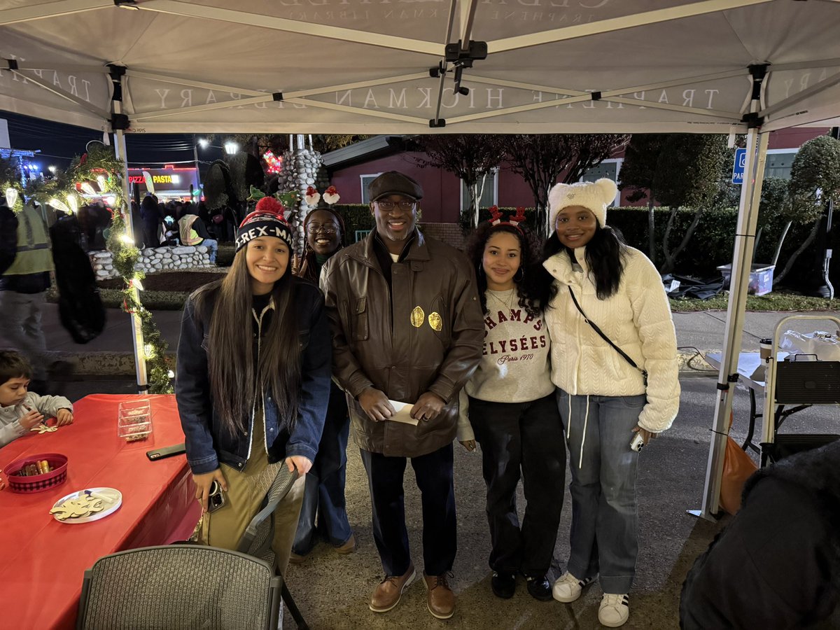 Mason4Mayor2019's tweet photo. Yesterday we did our annual tradition, Lighting of the 🎄 Xmas Tree. I had help from the Mason Girls ☺️🥰. In addition, I’m proud of my Mayor Teen Council volunteering during ‘Holiday on the Hill’! https://t.co/ogltW76Xrt