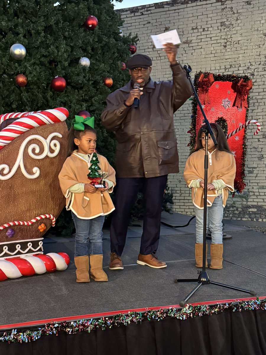 Mason4Mayor2019's tweet photo. Yesterday we did our annual tradition, Lighting of the 🎄 Xmas Tree. I had help from the Mason Girls ☺️🥰. In addition, I’m proud of my Mayor Teen Council volunteering during ‘Holiday on the Hill’! https://t.co/ogltW76Xrt