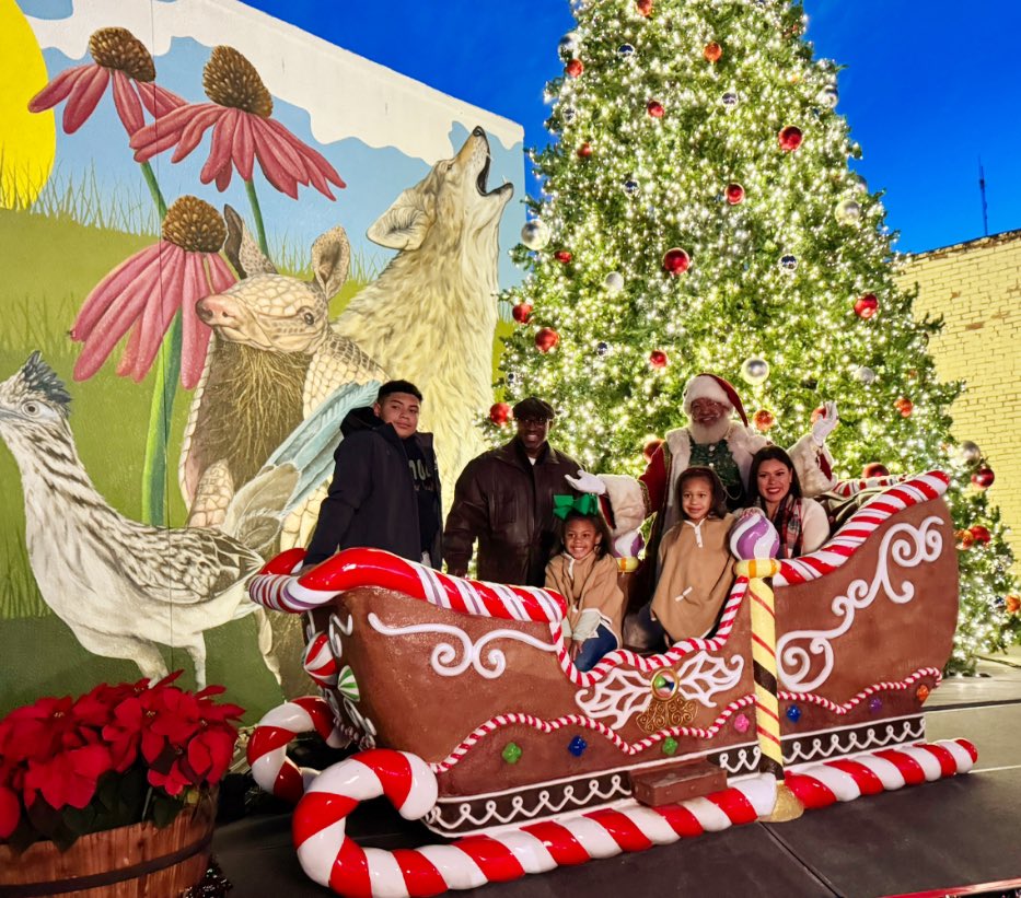 Mason4Mayor2019's tweet photo. Yesterday we did our annual tradition, Lighting of the 🎄 Xmas Tree. I had help from the Mason Girls ☺️🥰. In addition, I’m proud of my Mayor Teen Council volunteering during ‘Holiday on the Hill’! https://t.co/ogltW76Xrt