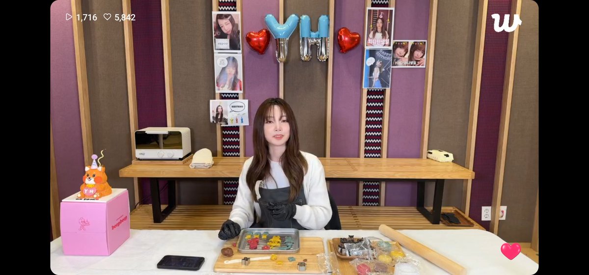 foreverketchy's tweet photo. #HAPPYYEONHEEDAY
어제는 #해피연희데이 ~
2시간 동안 켓치들과 떠들면서 조물조물 쿠키를 만드는 연희의 모습은 보고만 있어도 절로 힐링이 되네요~ 열심히 쿠키 만드느라 연희 고생 많았고, 블루문 분들도 준비하시느라 수고 많으셨어요. #연희가_만든_쿠키 꼭 먹어보고 싶어요. https://t.co/y1LwpFZVSm