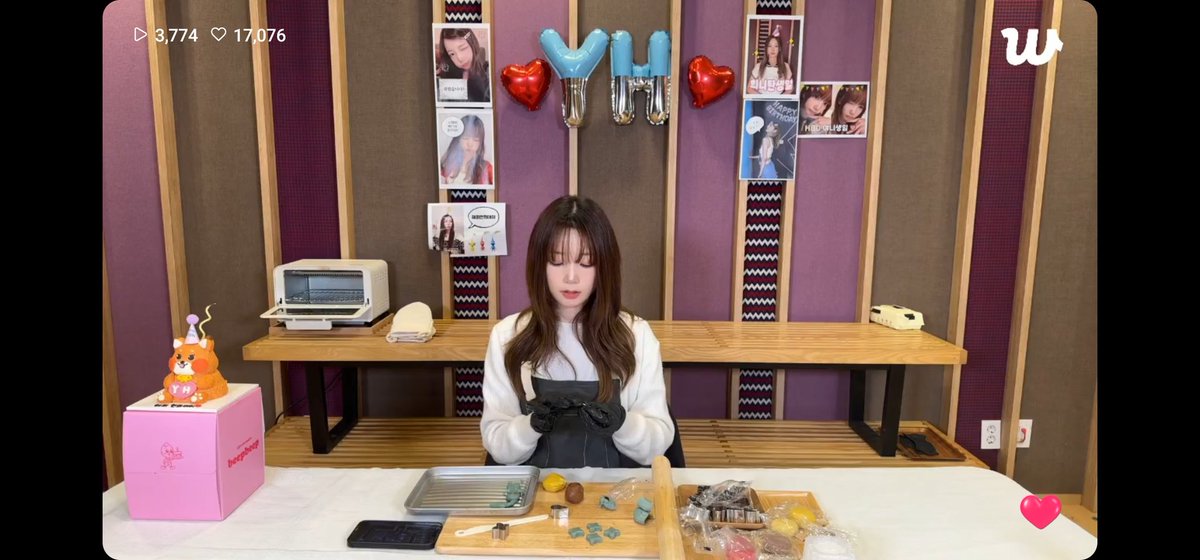 foreverketchy's tweet photo. #HAPPYYEONHEEDAY
어제는 #해피연희데이 ~
2시간 동안 켓치들과 떠들면서 조물조물 쿠키를 만드는 연희의 모습은 보고만 있어도 절로 힐링이 되네요~ 열심히 쿠키 만드느라 연희 고생 많았고, 블루문 분들도 준비하시느라 수고 많으셨어요. #연희가_만든_쿠키 꼭 먹어보고 싶어요. https://t.co/y1LwpFZVSm