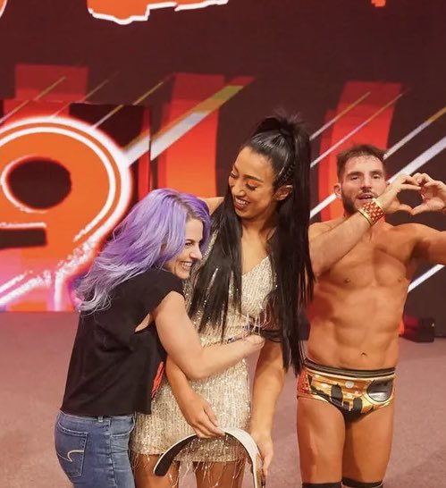 INDIPRESSIVE's tweet photo. one thing about candice lerae, she’s gonna support the people she loves 🥲 #SmackDown https://t.co/GJBOzvDlHQ