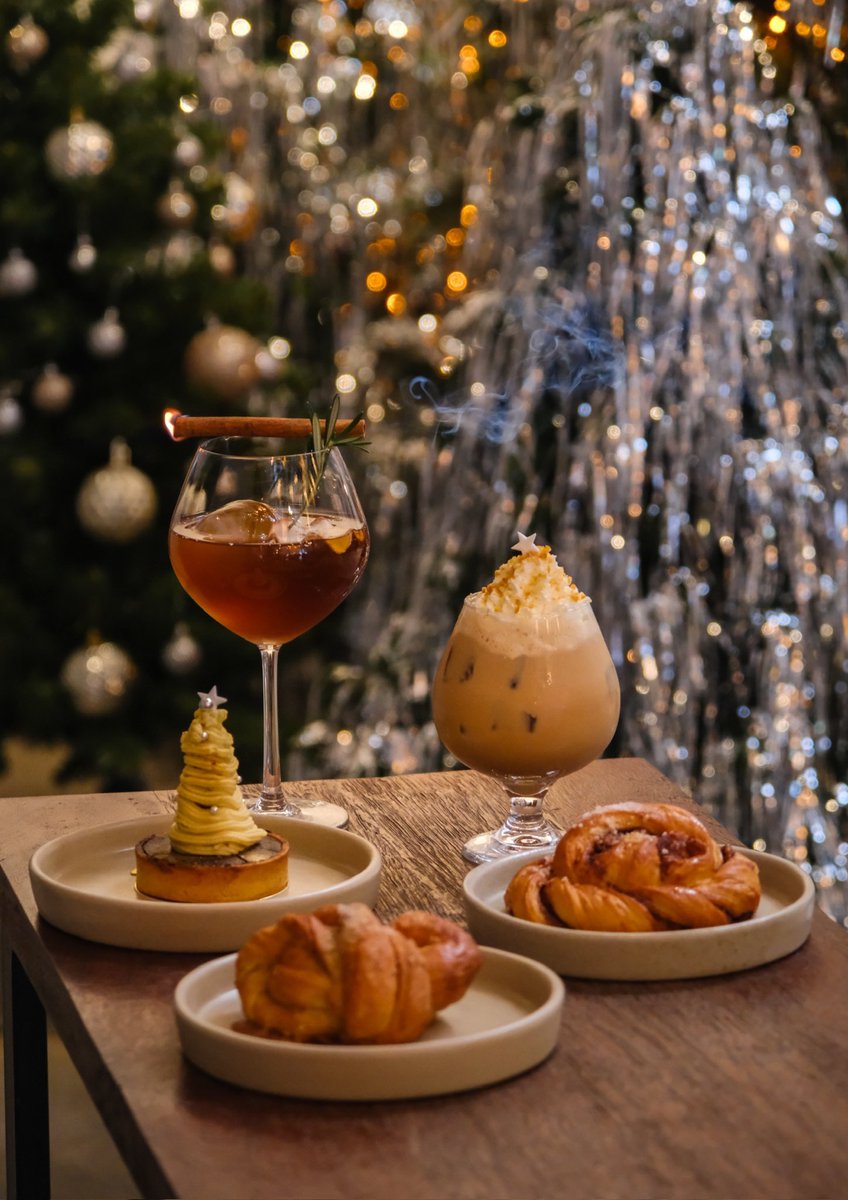 CAFETELLER's tweet photo. รอบนี้มาร้านแต่งคริสต์มาสแบบจัดเต็ม สวย ผู้ดี เมืองนอกสุด มาในธีม Sparkle Christmas ต้นคริสต์มาสเปล่งประกายนะยิบระยับ พร้อมดาวกระดาษอีกนับหลายสิบดวง

Toffee Nut Latte, Apple Cinnamon Cold Brew, Cadamom Bun, เมนูเฟสทีฟคืออร่อยเลย

ใครอยากเปลี่ยนบรรยากาศคาเฟ่กรุงเทพ แนะนำเลย ขับรถ 2 ชั่วโมงก็ถึง

📍ปลวกแดง, ระยอง