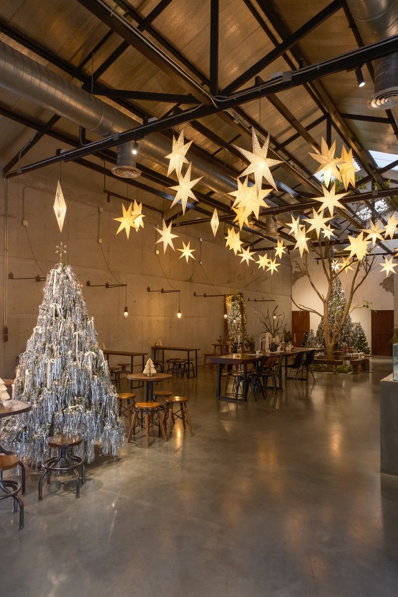 CAFETELLER's tweet photo. รอบนี้มาร้านแต่งคริสต์มาสแบบจัดเต็ม สวย ผู้ดี เมืองนอกสุด มาในธีม Sparkle Christmas ต้นคริสต์มาสเปล่งประกายนะยิบระยับ พร้อมดาวกระดาษอีกนับหลายสิบดวง

Toffee Nut Latte, Apple Cinnamon Cold Brew, Cadamom Bun, เมนูเฟสทีฟคืออร่อยเลย

ใครอยากเปลี่ยนบรรยากาศคาเฟ่กรุงเทพ แนะนำเลย ขับรถ 2 ชั่วโมงก็ถึง

📍ปลวกแดง, ระยอง