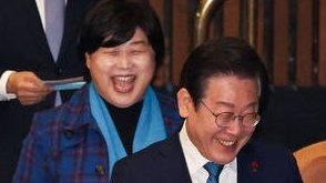 YoonYou1's tweet photo. 트럼프도 하는데 이재명은 어때서?
착각하지 마시라.
미국은 가진게 많아도 너~무 많은 나라다. 트럼프 같은 사람 한두번 지나가도 상관없다.
한국은 뭘 가졌는데?
윤석열 지나가고 이재명 지나가면 한국은 초토화된다. https://t.co/nOzg9KZlLY