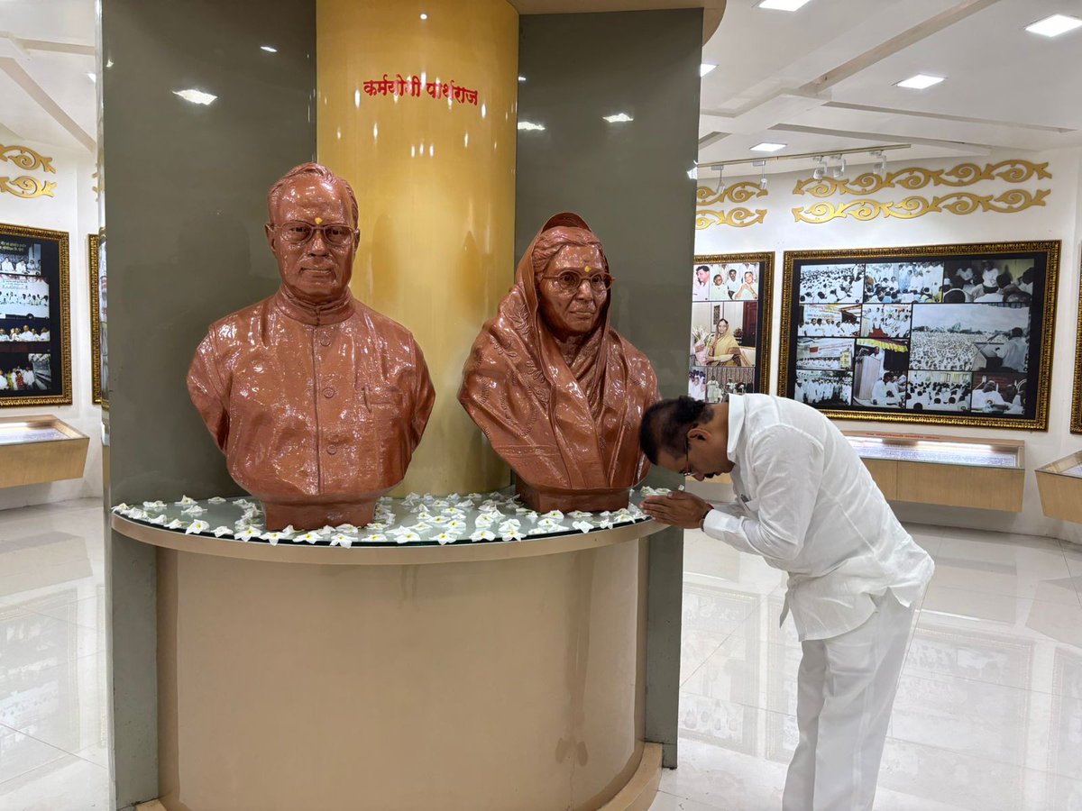 rajeshtope11's tweet photo. तुझ्या पोटीच्या जन्माने आई मी धन्य जाहलो.. तुझ्याच शिकवणीने आई मी आज उभा राहिलो... पदोपदी भासते उणीव तुझ्या सहवासाची... भक्कम साथ आहे मजला आई तुझ्याच आशीर्वादाची...
 
सोडले नाही कधीच प्रामाणिक काम 
मातेच्या चरणापाशी 
माझे चारीधाम 

आई,जयंतीदिनी विनम्र अभिवादन..! 🙏🏼 https://t.co/IvPMaoZo0c