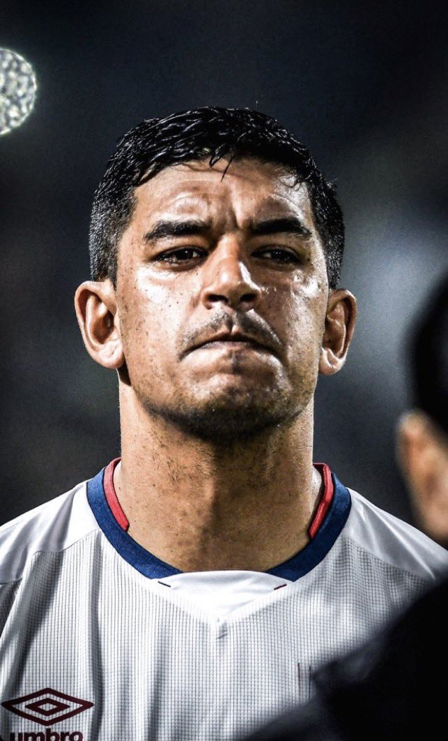 lucaasuyy04's tweet photo. Banco a este tipo a morir. No está en condiciones de jugar en Nacional (como la mayoría), pero el tipo lo dejó todo.

Represento bien todo lo que es ser CAPITAN de Nacional, adentro y sobre todo afuera de la cancha con lo que ya sabemos. El futbol a veces tiene mala suerte. https://t.co/Sgg6Iy0C9W