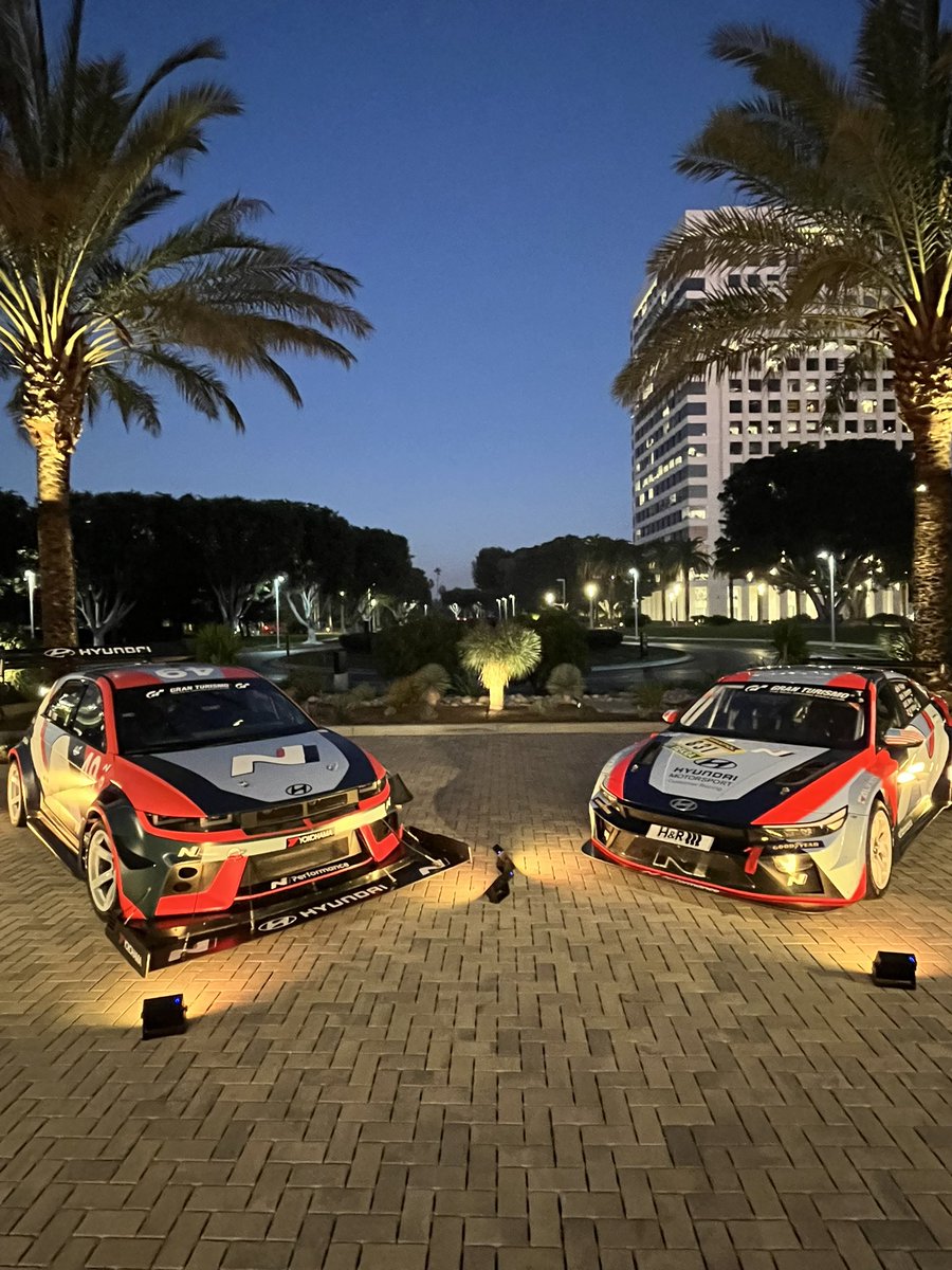 BHA's tweet photo. It was a special evening celebrating the holidays with the @Hyundai crew! https://t.co/Yh33opZhpz