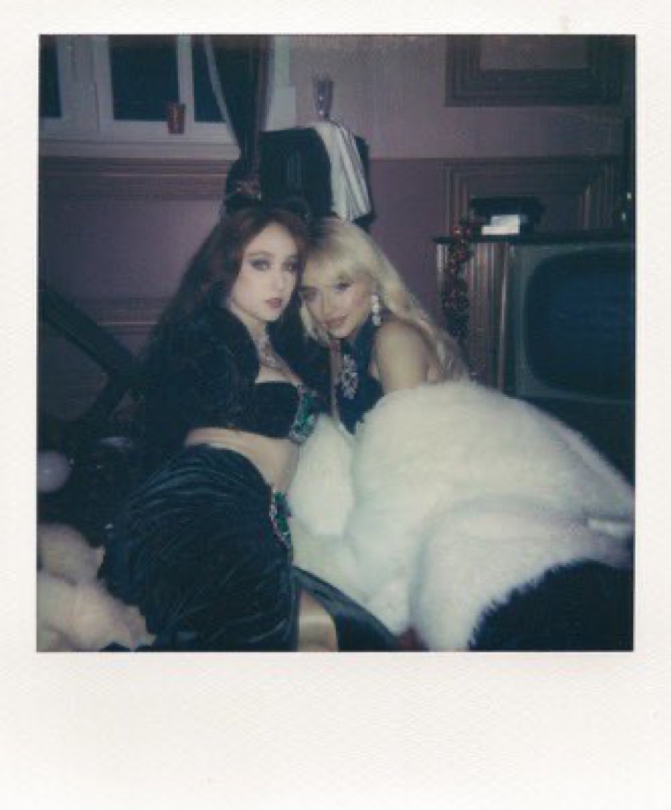 📸| <a href="/ChappellRoan/">Chappell Roan</a> and <a href="/SabrinaAnnLynn/">Sabrina Carpenter</a> make us feel warm and cozy in new photo.