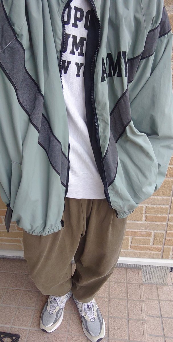 ymfresearch8739's tweet photo. 大人には全身カジュアルは似合いにくいという通説。
でも全身カジュアルでコーデしたい時がある。
#IPFU
#チャンピオン
#リバースウィーブ
#ニューバランス
#990v6 https://t.co/9xtrbzaJdq