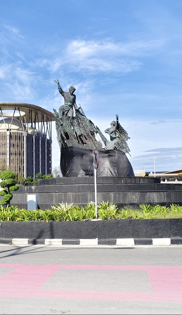 naevio3d's tweet photo. 1/2
this is #zapin monument, located in front of governor's office in my beloved hometown, #pekanbaru built by the legend balinese sculptor @nyomannuarta whose known for his 75m high #GarudaWisnuKencana Sculpture in Bali, this monument cost IDR 4 billions. https://t.co/XpUPV2v1hX
