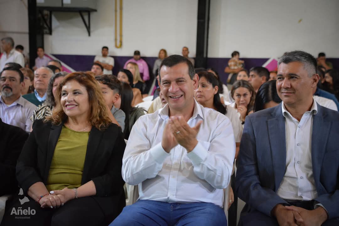 AneloMuni's tweet photo. El intendente Fernando Banderet,  participó en el emotivo acto de cierre de ciclo lectivo de la EPET 23 de Añelo. Este evento marcó un momento histórico, ya que se celebró el egreso de la primera promoción de esta importante institución educativa. https://t.co/Ot231mybq6