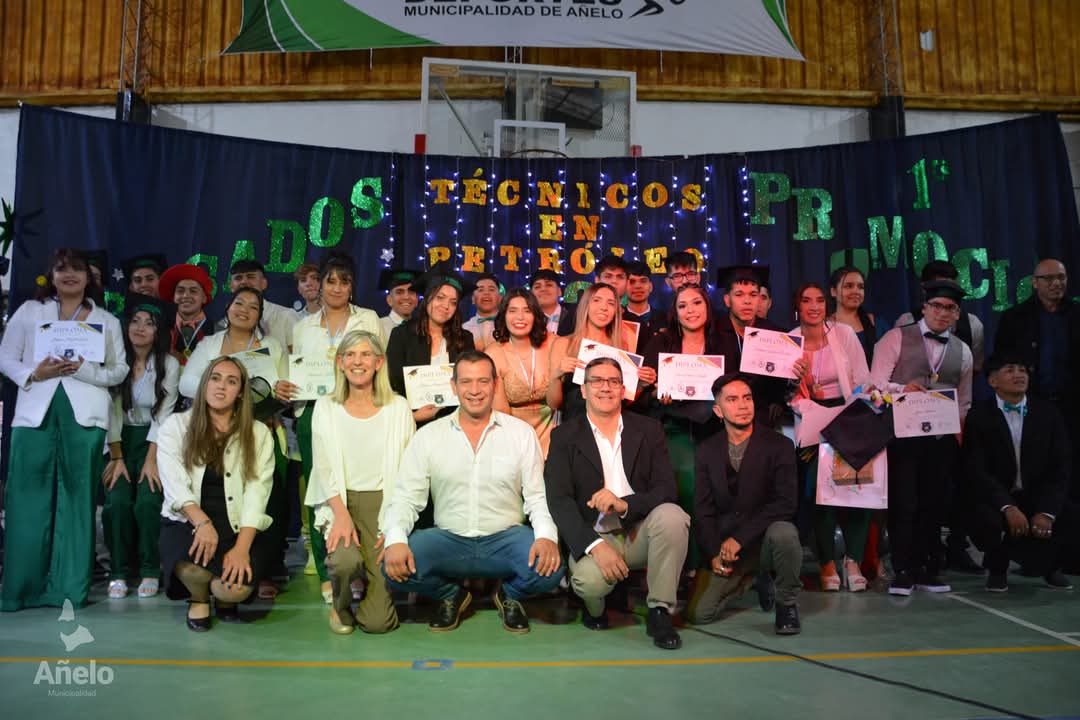 AneloMuni's tweet photo. El intendente Fernando Banderet,  participó en el emotivo acto de cierre de ciclo lectivo de la EPET 23 de Añelo. Este evento marcó un momento histórico, ya que se celebró el egreso de la primera promoción de esta importante institución educativa. https://t.co/Ot231mybq6